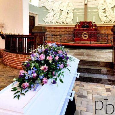 Udbringning af smukke begravelsesblomster i Hørsholm