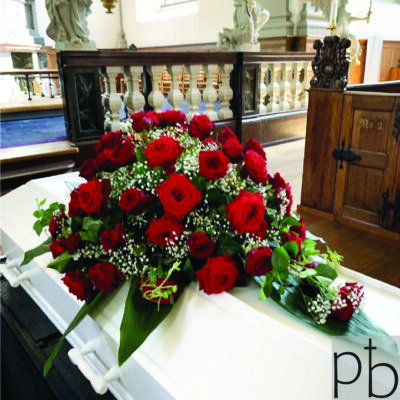 Begravelsesblomster florist Kongens Lyngby – håndbundet bårebuket i hvide nuancer fra ParadisBlomster, leveret til kirke eller kapel.