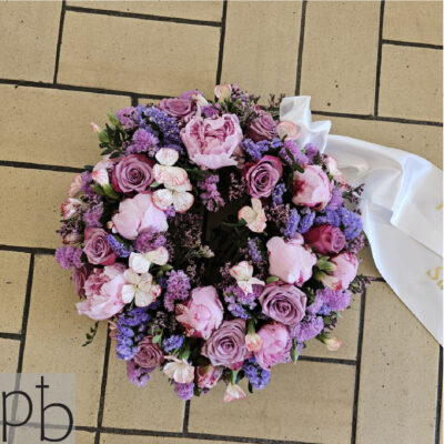 Begravelsesblomster florist Holte – håndbundet bårebuket i afdæmpede nuancer fra ParadisBlomster, klar til diskret levering.