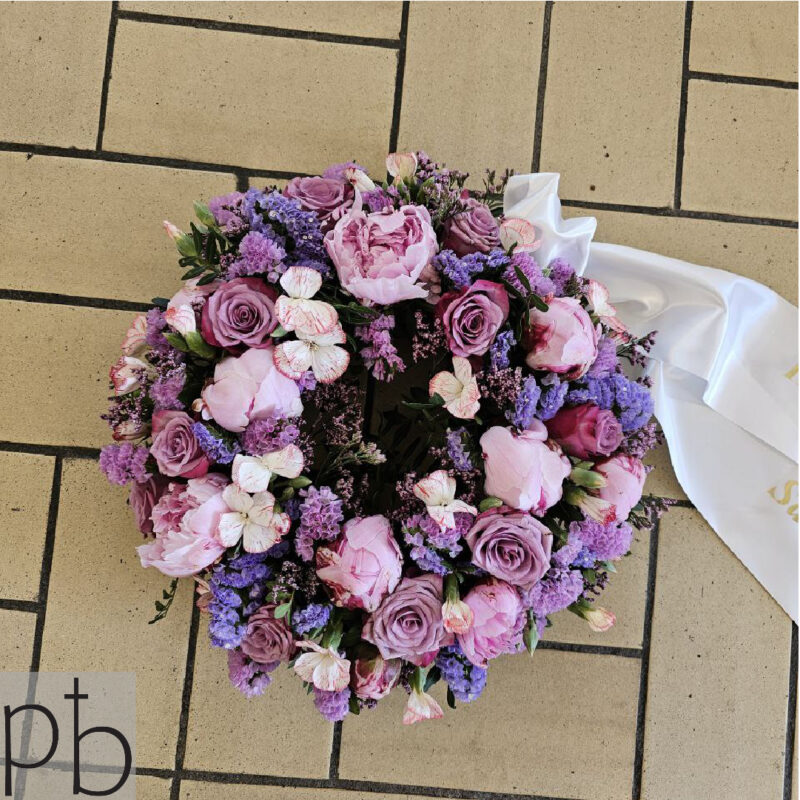 Begravelsesblomster florist Holte – håndbundet bårebuket i afdæmpede nuancer fra ParadisBlomster, klar til diskret levering.