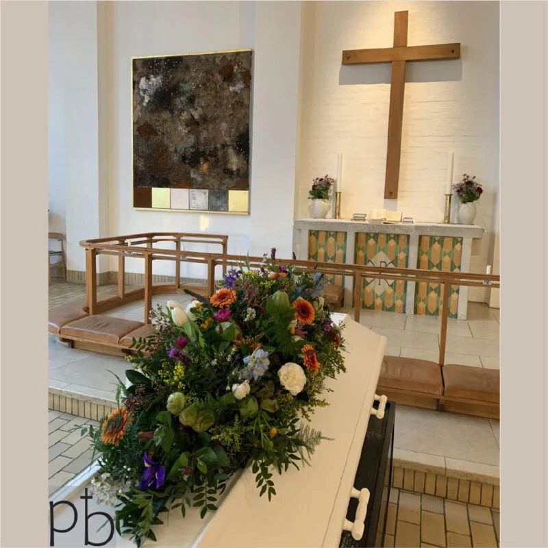 Smuk kistepynt fra lokal begravelsesblomster florist i Roskilde
