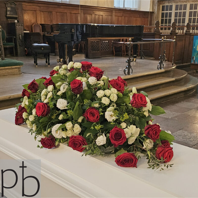 Begravelsesblomsterhandler Holte – håndbundet krans i hvide blomster, skabt af ParadisBlomster og leveret med værdighed.