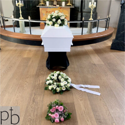 Værdige blomster til begravelse i hvid og grøn leveret i Helsingør