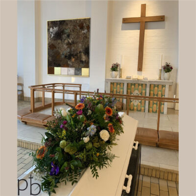 Blomster til begravelse i Holte med kranse, kistepynt og kondolencebuketter leveret af ParadisBlomster.