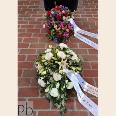 Florist til begravelse Holte – håndbundet bårebuket i afdæmpede nuancer fra ParadisBlomster, klar til diskret levering.