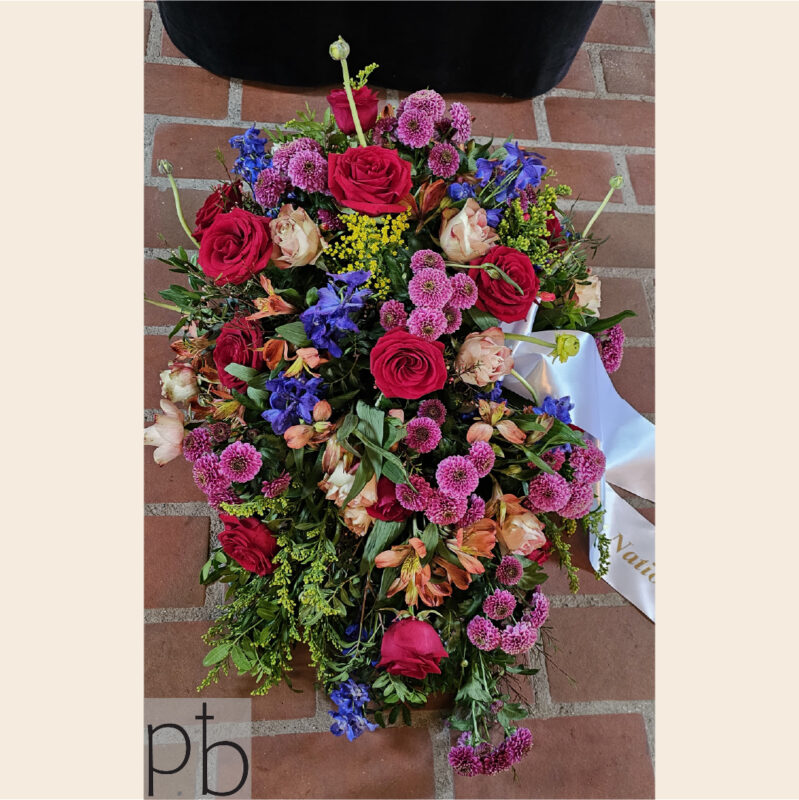 Florist til begravelse Kongens Lyngby med smukke bårebuketter, kranse og kistepynt fra ParadisBlomster.dk