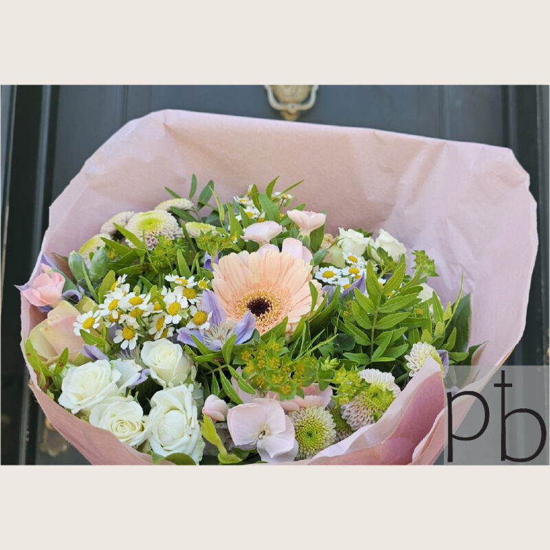 Kondolencebuketter i Holte – håndbundet buket i afdæmpede farver fra ParadisBlomster, leveret diskret til ceremonien.