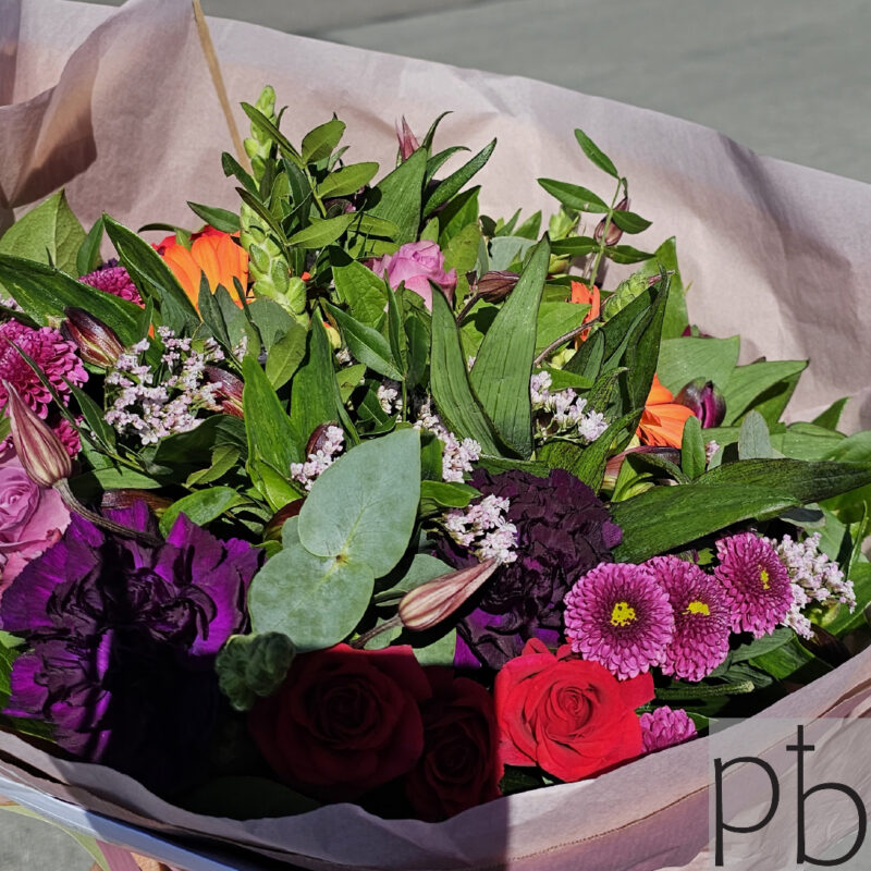 Kondolencebuketter i Kongens Lyngby – håndbundet buket i hvide blomster, skabt af ParadisBlomster og leveret med respekt.