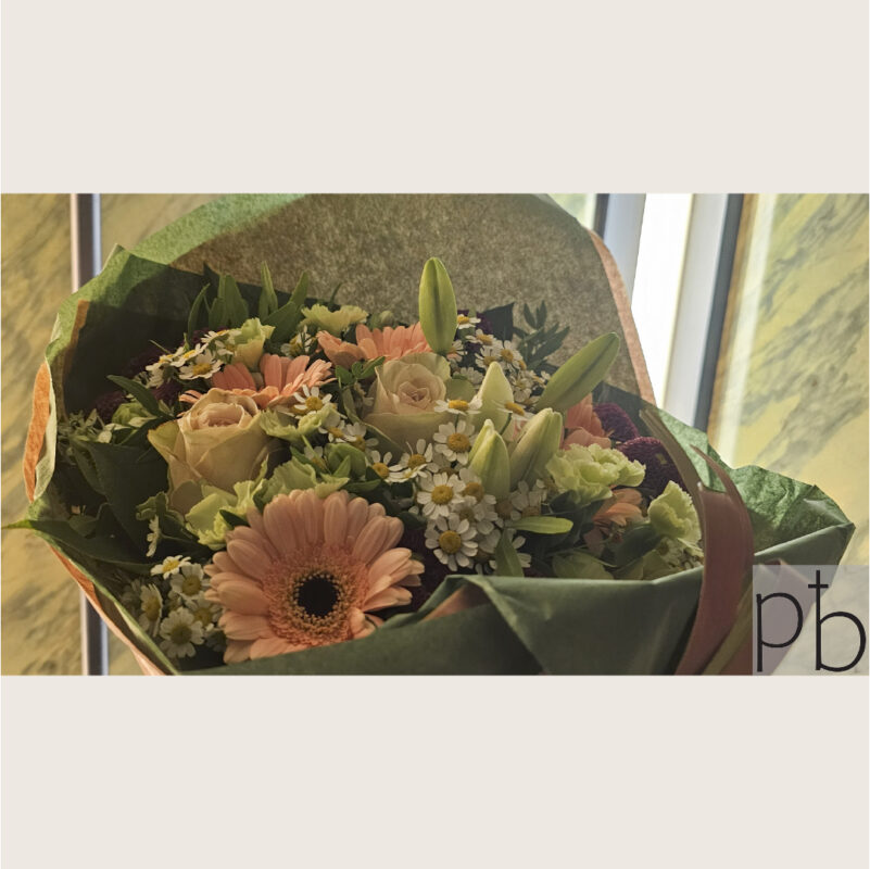 Kondolencebuket i hvide og grønne nuancer leveret i Roskilde