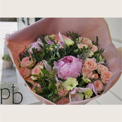 Kondolencebuketter med levering Holte – håndbundet buket i afdæmpede farver leveret af ParadisBlomster.