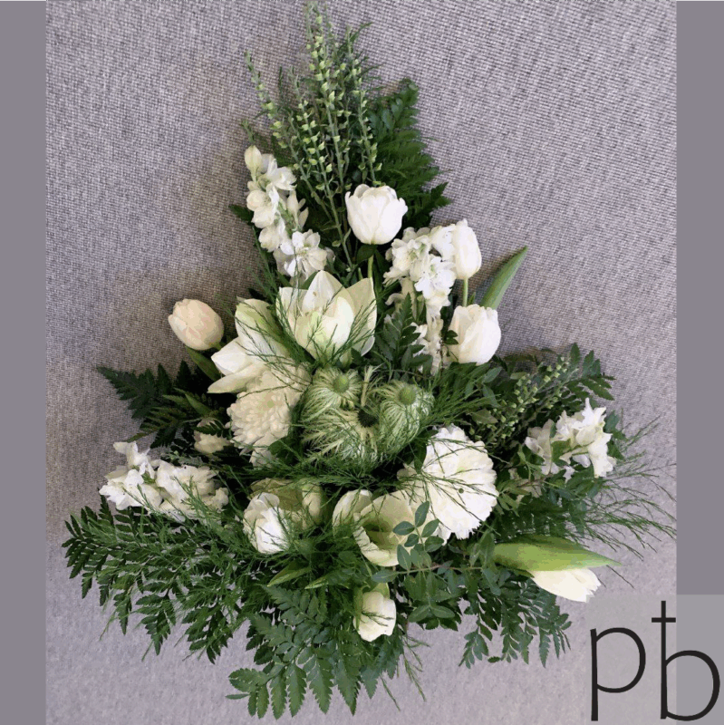 Værdig begravelseskrans i hvid og grøn leveret i Roskilde