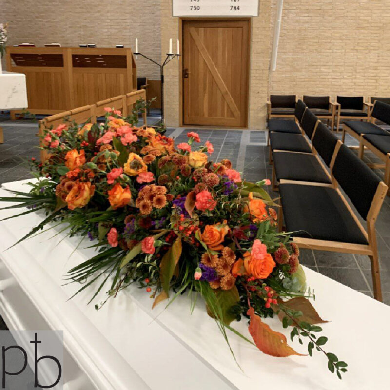 Begravelsesblomster i hvidt og grønt leveret respektfuldt i Holte