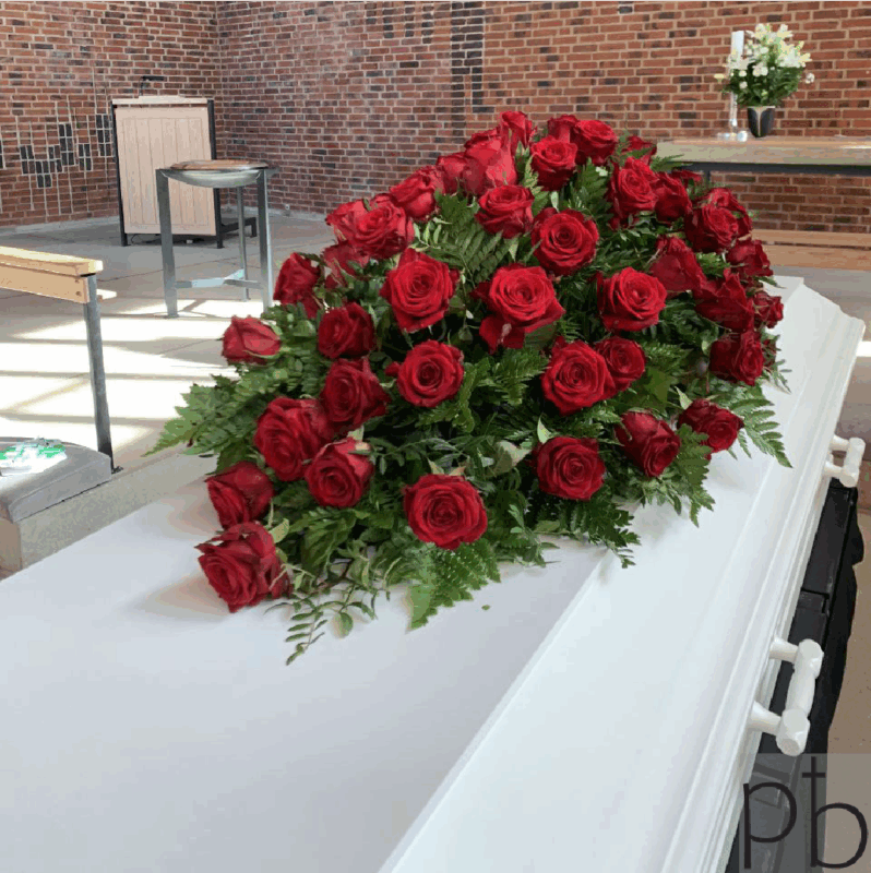 Levering af begravelsesblomster i Kongens Lyngby – bårebuket i hvide nuancer, bundet af ParadisBlomster og leveret med respekt.