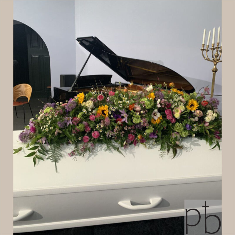 Værdige begravelsesblomster i hvid og grøn leveret til kirke i Roskilde