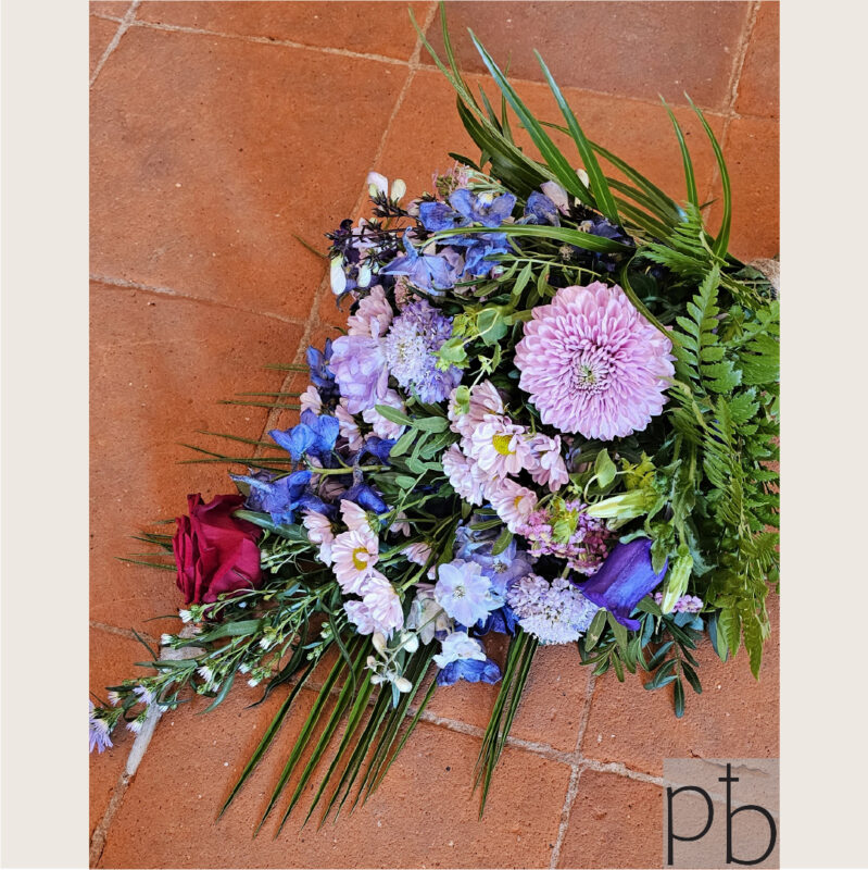 Udbringning af begravelsesblomster i Holte med smukke kranse og kistepynt leveret til kirke og kapel.