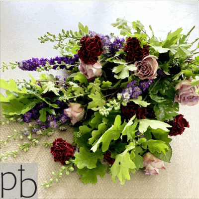 Bårebuket i hvid og grøn med rolig form, leveret planlagt og respektfuldt