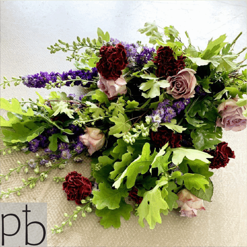 Bårebuket i hvid og grøn med rolig form, leveret planlagt og respektfuldt