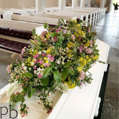 Værdigt sorgarrangement i hvid og grøn leveret planlagt i Hillerød