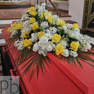 Kistepynt og bårebuket i hvid og grøn leveret respektfuldt i Hillerød