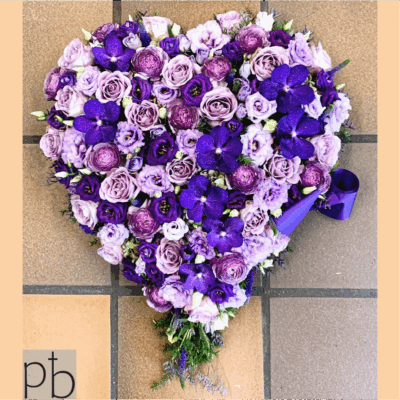 Blomsterhjerte til begravelse i hvid og grøn med rolig, frontvendt komposition, leveret planlagt og respektfuldt