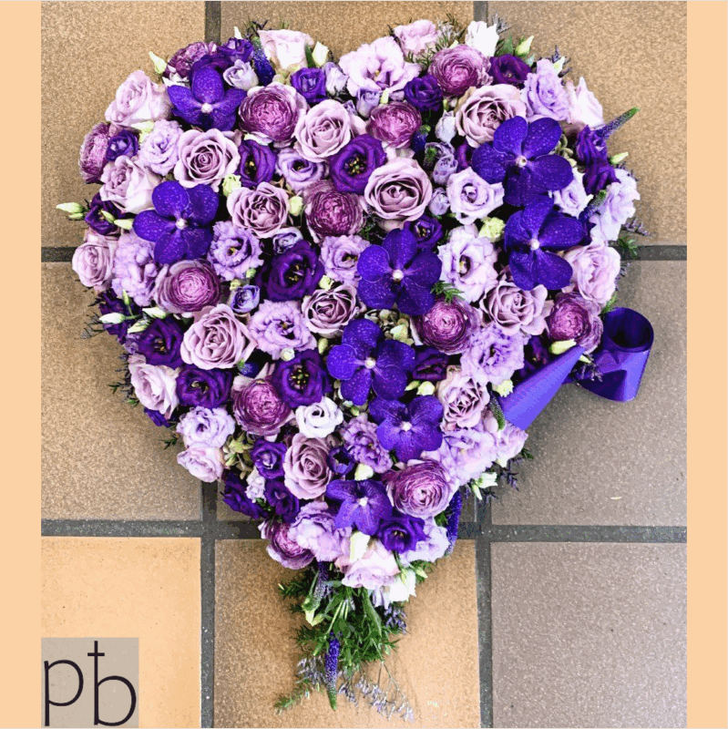 Blomsterhjerte til begravelse i hvid og grøn med rolig, frontvendt komposition, leveret planlagt og respektfuldt