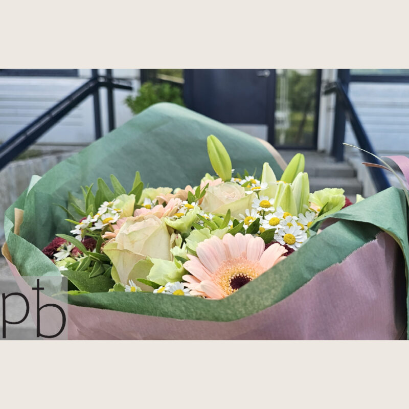 Værdig kondolencebuket i hvid og grøn, leveret planlagt og respektfuldt