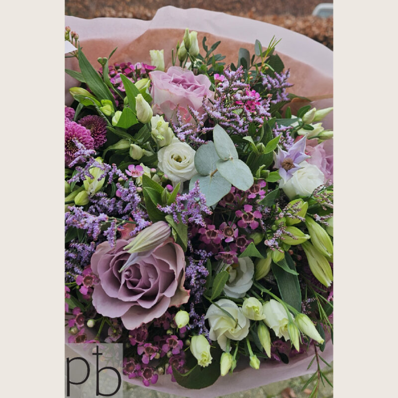 Værdig kondolencebuket i hvid og grøn leveret planlagt og respektfuldt