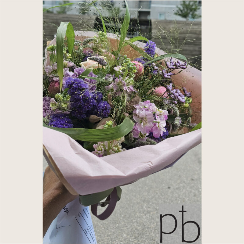 Rolig kondolencebuket i hvid og grøn leveret i Helsingør