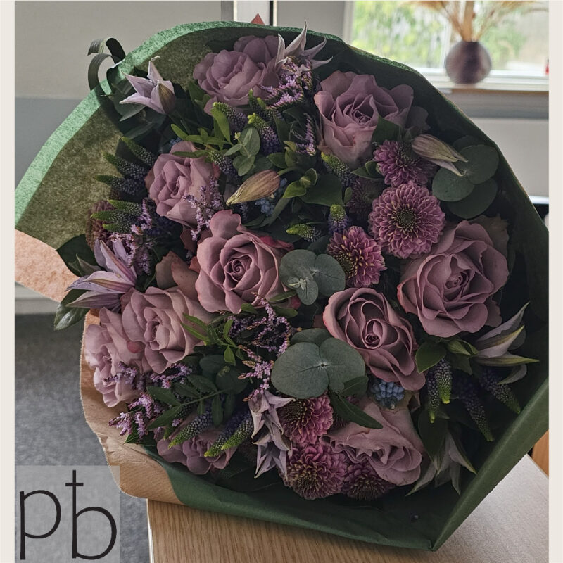 Værdig kondolencebuket i hvid og grøn leveret planlagt i Hillerød