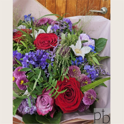 Rolig kondolencebuket i hvid og grøn leveret respektfuldt i Helsingør