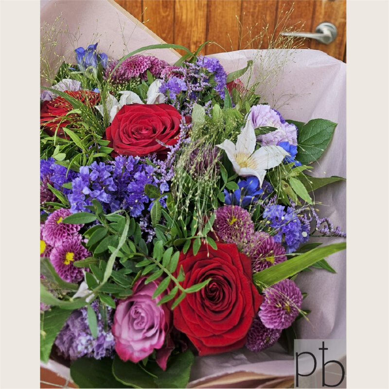 Rolig kondolencebuket i hvid og grøn leveret respektfuldt i Helsingør