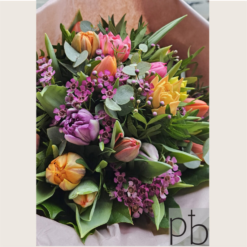 Værdig kondolencebuket i hvid og grøn leveret planlagt i Hillerød