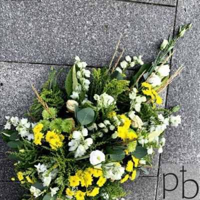 Værdig begravelseskrans i hvid og grøn leveret planlagt i Hillerød