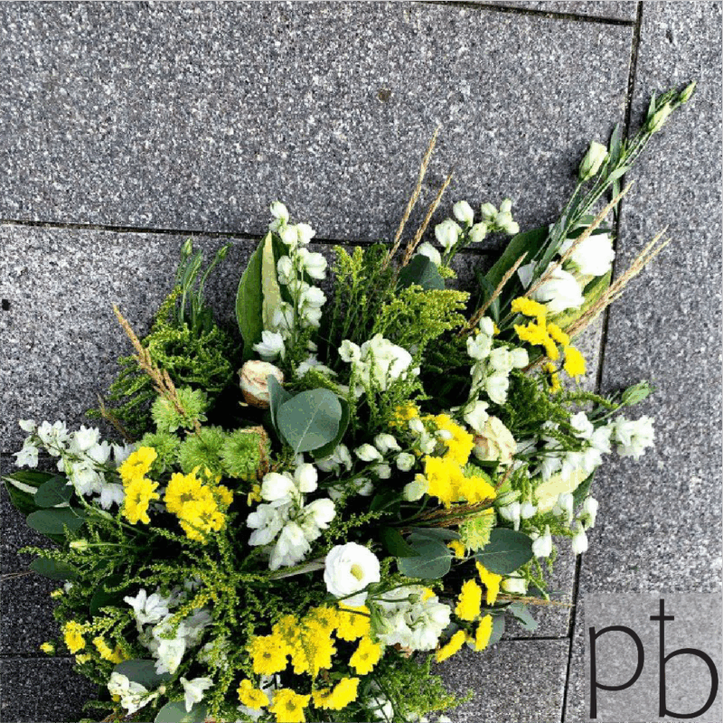 Værdig begravelseskrans i hvid og grøn leveret planlagt i Hillerød