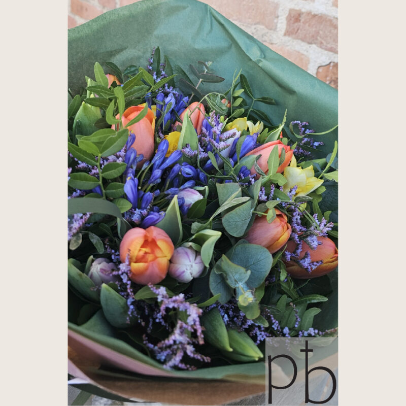 Kondolencebuket i hvid og grøn med bånd, leveret planlagt og respektfuldt