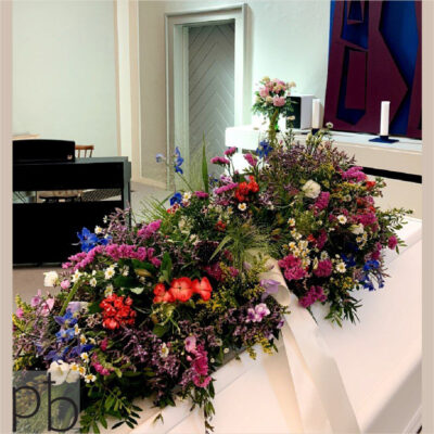 Værdig bårebuket i hvid og grøn leveret planlagt i Hillerød