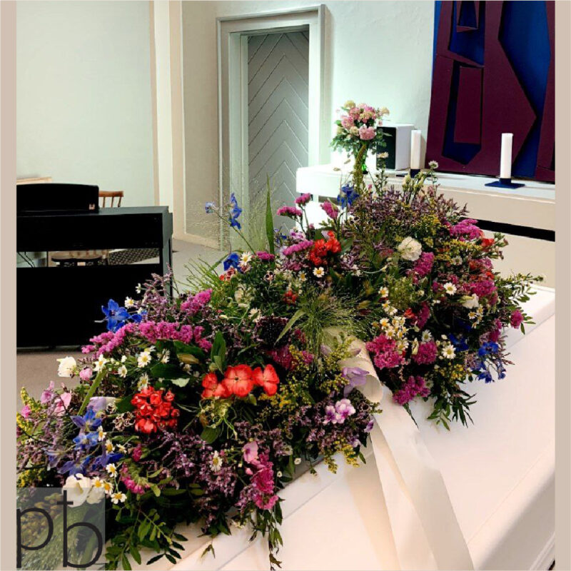 Værdig bårebuket i hvid og grøn leveret planlagt i Hillerød