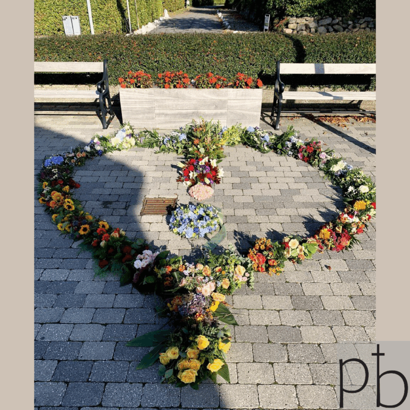 Værdig krans i hvid og grøn med roser og eucalyptus, leveret planlagt til kirke i Rødovre