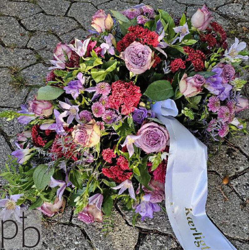 Værdig krans i hvid og grøn med roser og eucalyptus, leveret planlagt i Rødovre