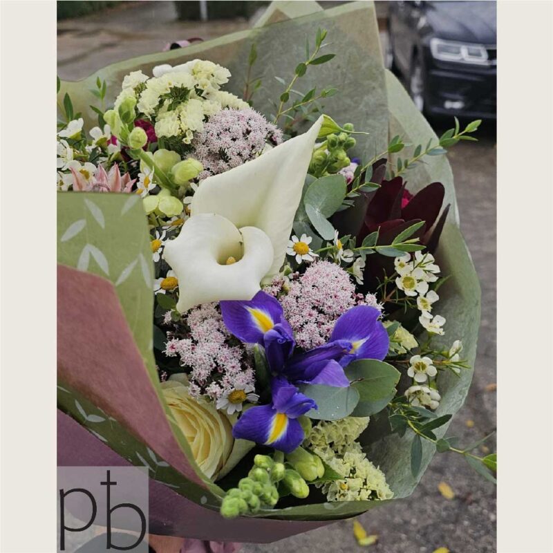 Kondolencebuket i lyse nuancer – værdig blomsterhilsen leveret i Ballerup af Paradis Blomster