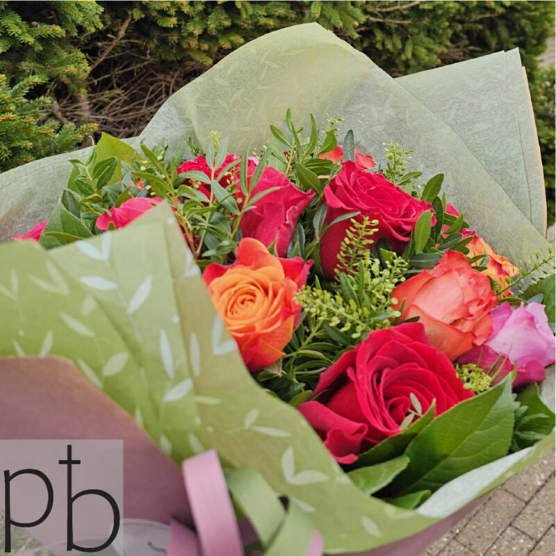 Værdig kondolencebuket i hvid og grøn med eucalyptus, leveret planlagt og præcist i Greve