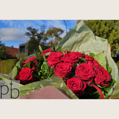 Kondolencebuket i hvid og grøn med eucalyptus, leveret planlagt og præcist i Greve