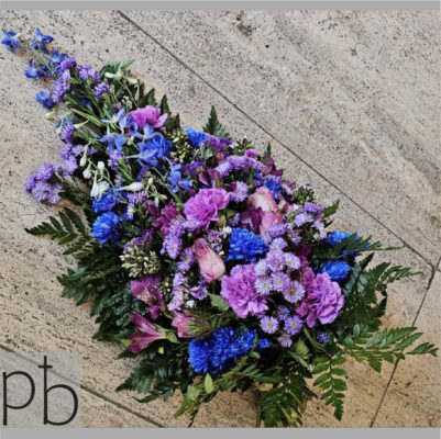 Værdig krans i hvid og grøn med roser og eucalyptus, leveret planlagt i Rødovre