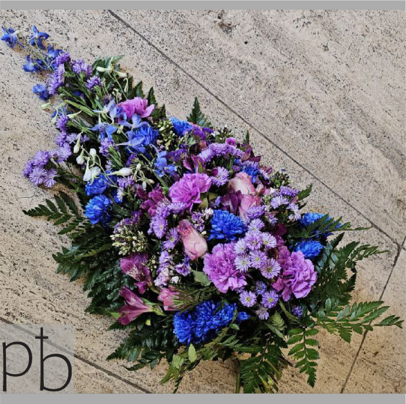 Værdig krans i hvid og grøn med roser og eucalyptus, leveret planlagt i Rødovre