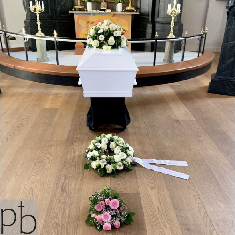 Værdig båredekoration i hvid og grøn med roser og eucalyptus, leveret planlagt i Rødovre