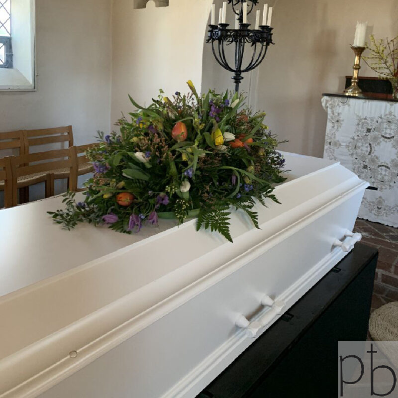 Begravelsesblomster i Albertslund – krans og kistepynt i lyse, rolige farver fra Paradis Blomster.