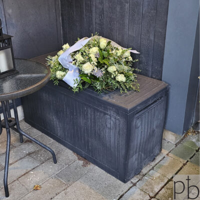 Begravelsesblomster i rolige farver – begravelsesblomsterhandler i Kastrup (2770) med levering fra Paradis Blomster.