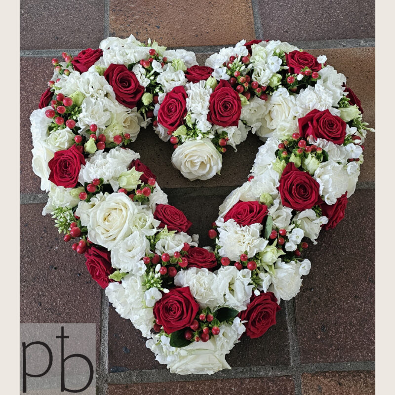 Blomster til begravelse i Kastrup (2770) – værdig krans og bårebuket i rolige farver fra Paradis Blomster.