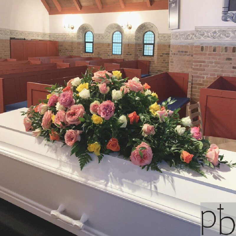 Florist til begravelse i Albertslund – værdig krans og kistepynt fra Paradis Blomster i lyse, rolige farver.