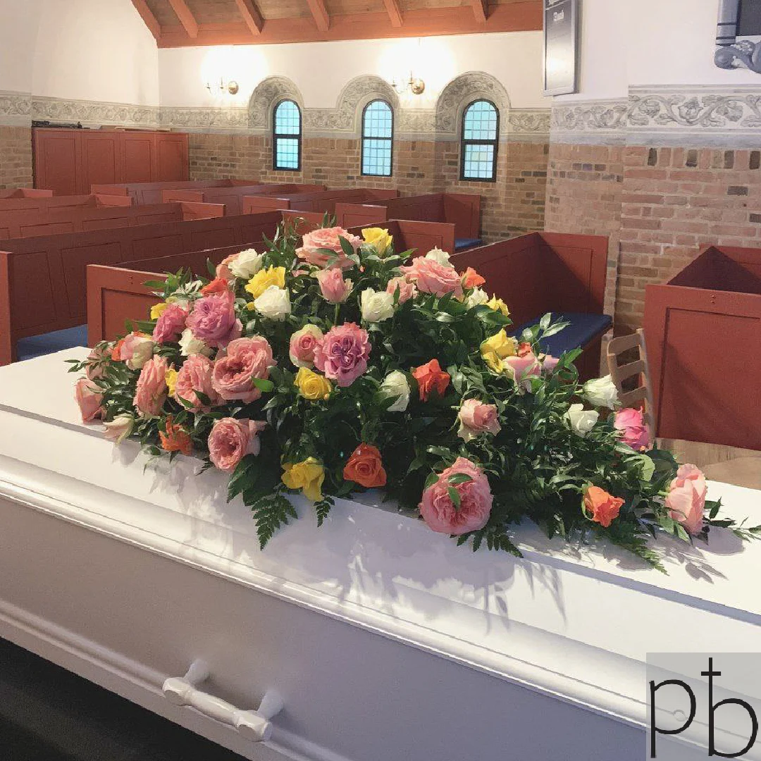 Florist til begravelse i Albertslund – værdig krans og kistepynt fra Paradis Blomster i lyse, rolige farver.